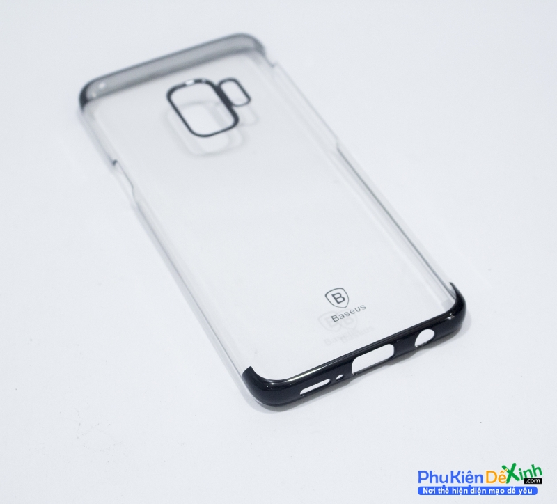 Ốp Lưng Viền Samsung Galaxy S9 Plus Hiệu Baseus Glitter có thiết kế mặt lưng trong suốt hoàn toàn lộ nguyên bản mặt lưng của máy đẹp và sang hơn khi điểm nhấn là lớp viền màu bóng sắc sảo.